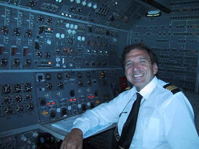 Luciano Bragalone durante il servizio al pannello del B747/200