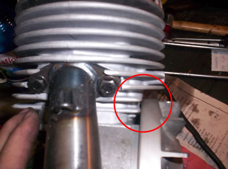 L'interferenza del volantino con il cilindro del motore Vespa 50