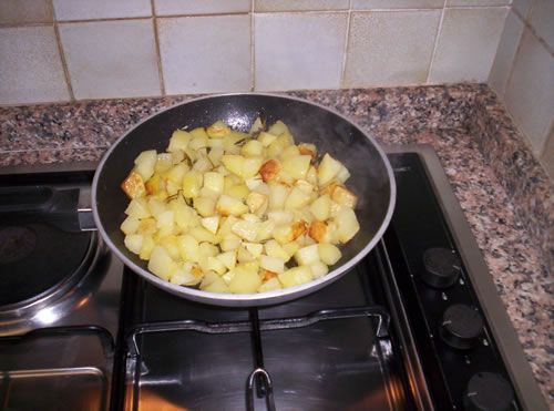 Ecco come si presentano le patate in padella a metà cottura