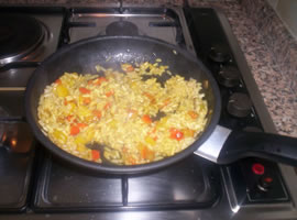 Il riso amalgamato con il curry e i peperoni