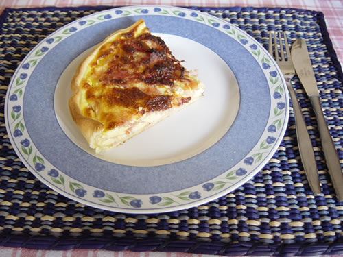 Una fetta di torta salata al prosciutto e formaggio.