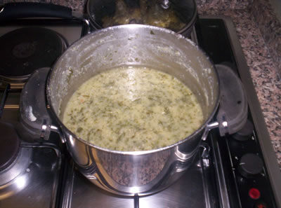 La zuppa di fave e bieta pronta