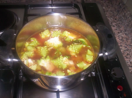 La cottura della minestra di broccoli