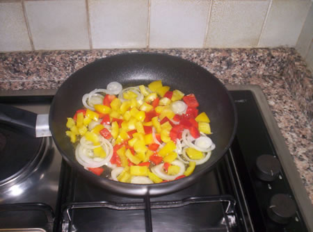 La cottura dei peperoni e della cipolla