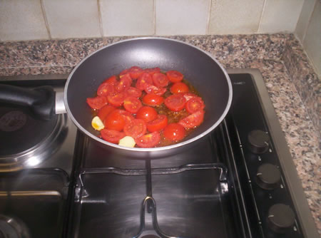 I pomodorini per preparare il sugo