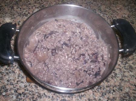 Il risotto al radicchio e gorgonzola mantecato con il parmigiano