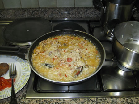 Il risotto appena versato nella padella con il sugo alla pescatora
